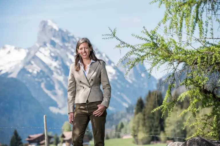 romantik-hotel-hornberg-gstaad-saanenmoeser-gastgeberin-brigitte-hoefliger-von-siebenthal-2-83-tiny